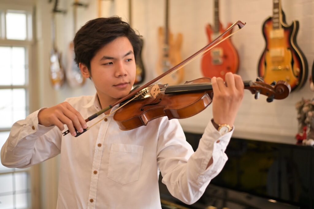 asian-violinist-playing-the-violin-at-the-home-musician-playing-at-home