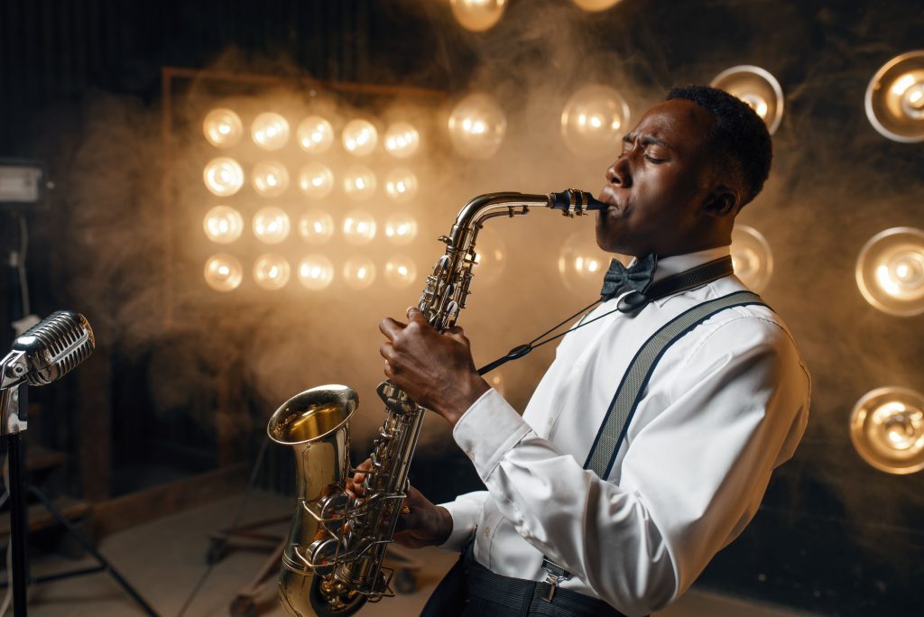 black-jazz-performer-plays-the-saxophone-on-stage