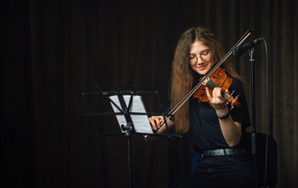 classical-musician-playing-the-violin-on-stage