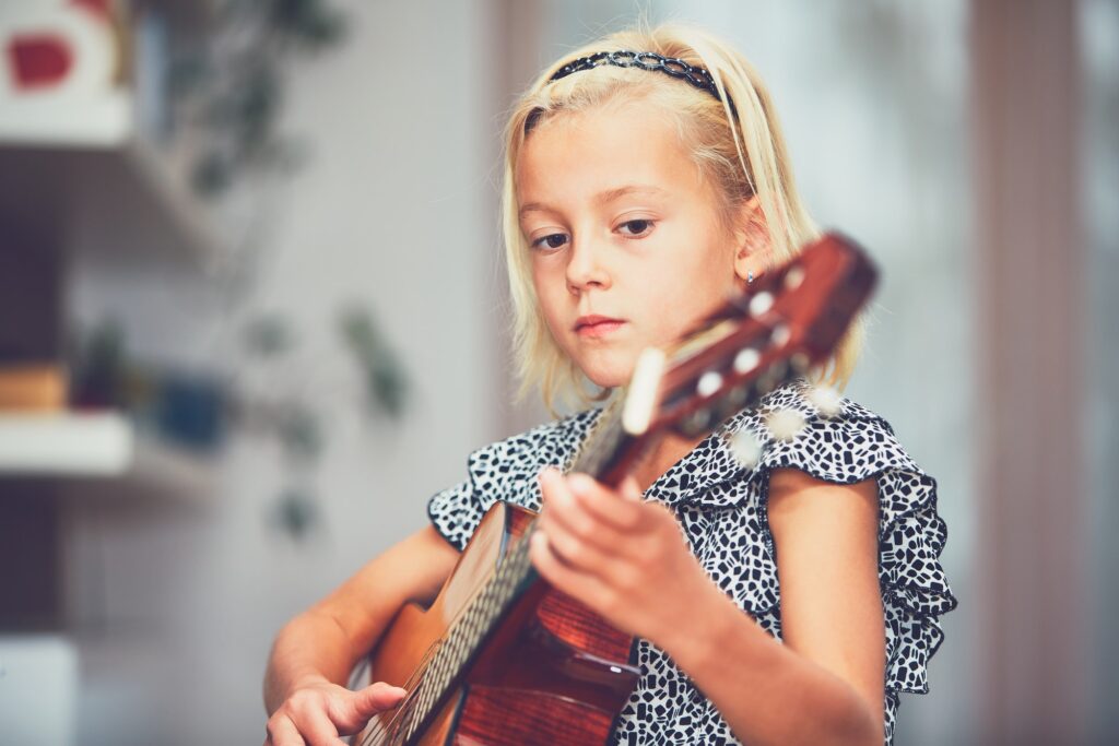 girl-learning-to-play-to-the-guitar